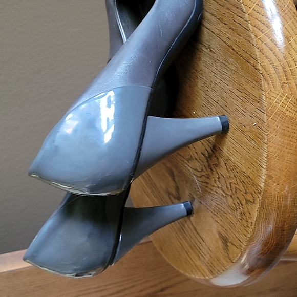 Brand new withoutbox Kenneth Cole reaction heels - Picture 2 of 4